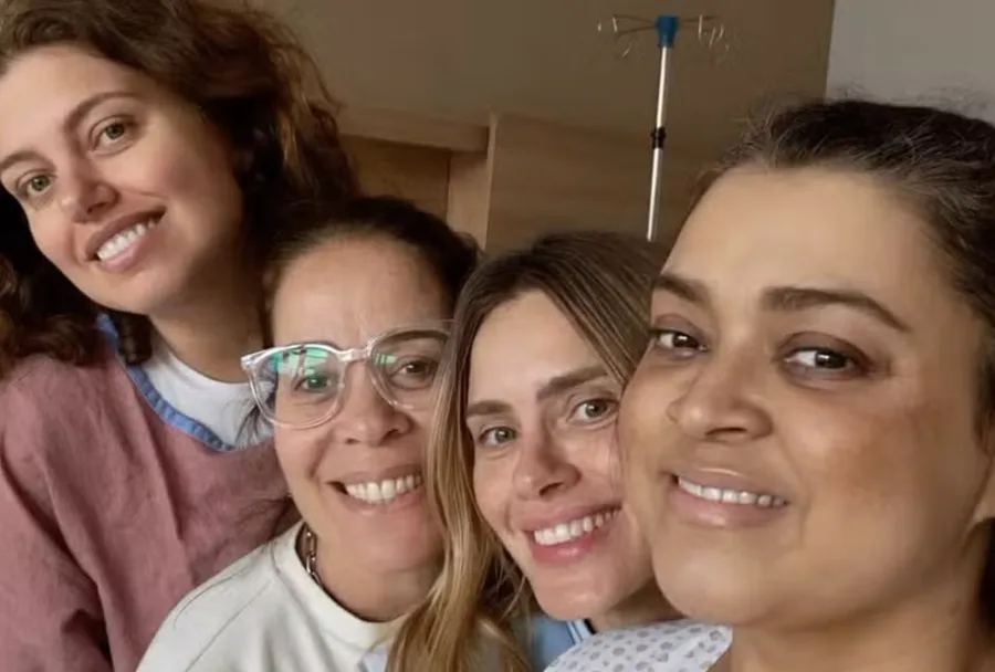 Preta Gil volta a ser internada em SP e compartilha visita de amigas no hospital