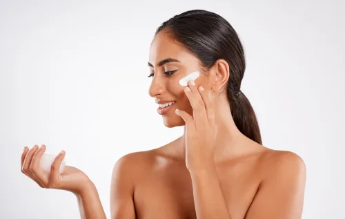 Você não precisa de fórmulas mágicas pra evitar o envelhecimento precoce. O que você faz no dia a dia muda tudo - reprodução / canva