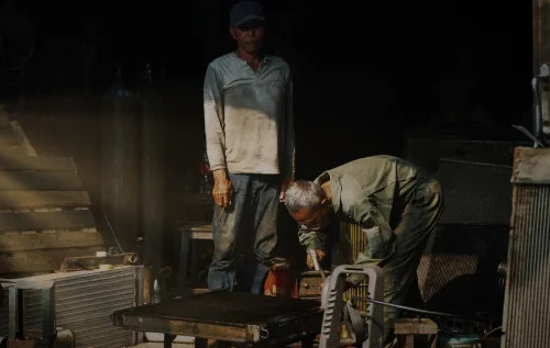 No século passado, a radiação virou moda: tinha em cremes, comidas e até cigarros. Mas o que ninguém via era o que ela causava por dentro do corpo - reprodução / canva