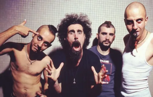 O Couto Pereira tremeu com o retorno do System of a Down ao Brasil. A banda escolheu Curitiba para dar o grito inicial da turnê "Wake Up". E foi inesquecível - reprodução instagram / @systemofadown