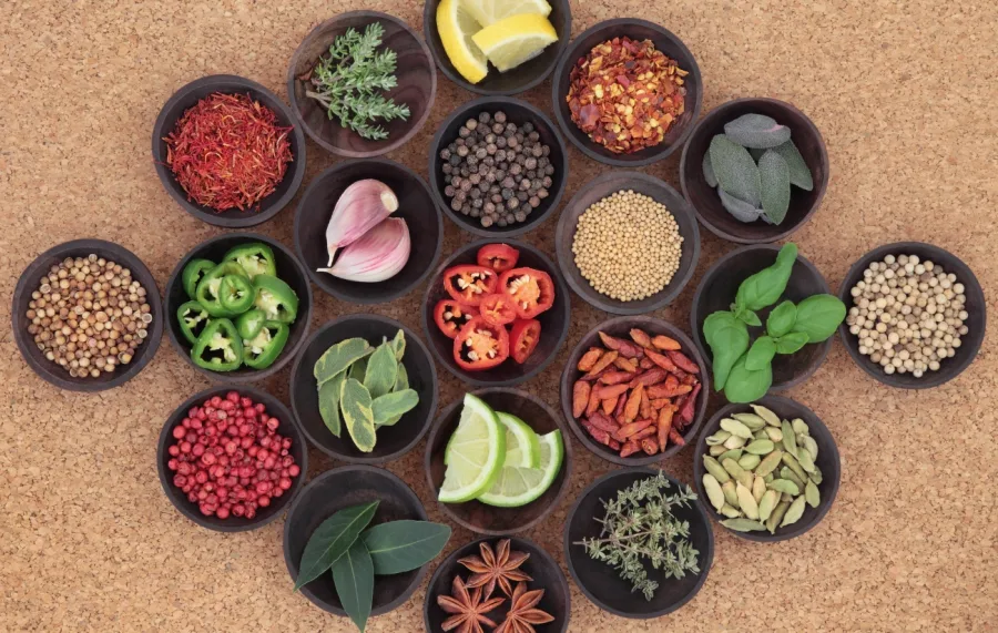 7 temperos para cultivar na janela da cozinha e transformar sua alimentação