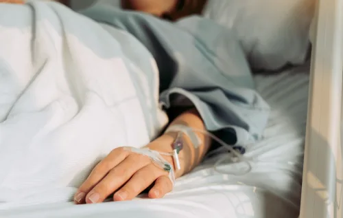 O problema começa se você inalar ou engolir urânio. Aí as partículas radioativas vão direto pros seus tecidos e aumentam bastante o risco de câncer - reprodução / canva