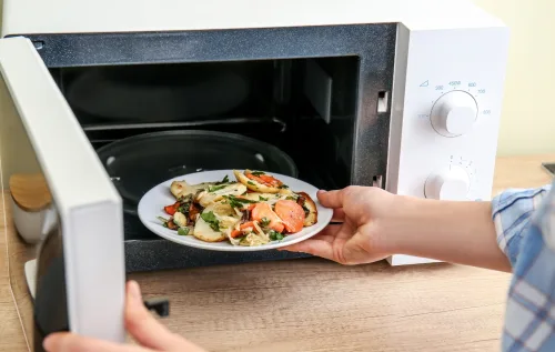 Muitas pessoas acreditam que fornos micro-ondas podem causar câncer, mas essa associação não tem base científica e já foi desmentida por órgãos internacionais de saúde.