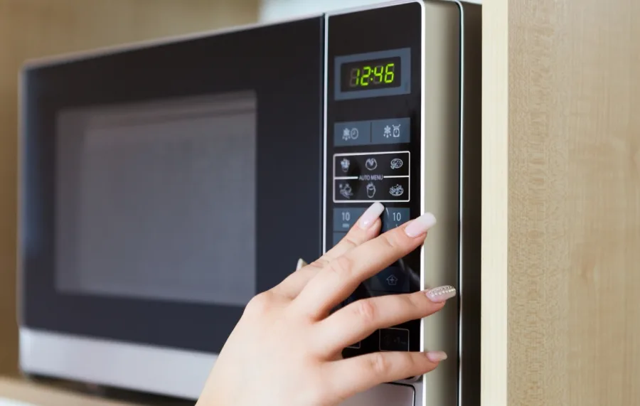 Micro-ondas causam câncer? O que a ciência, a OMS e os estudos mais recentes mostram