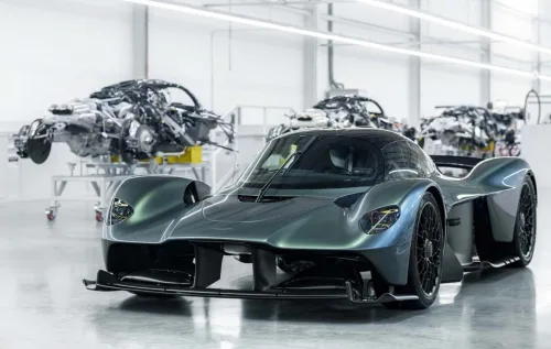 O dono de um Aston Martin Valkyrie entrou na Justiça após enfrentar falhas técnicas no hipercarro. Ele afirma que o modelo se tornou inseguro para uso após um incidente em 2024.