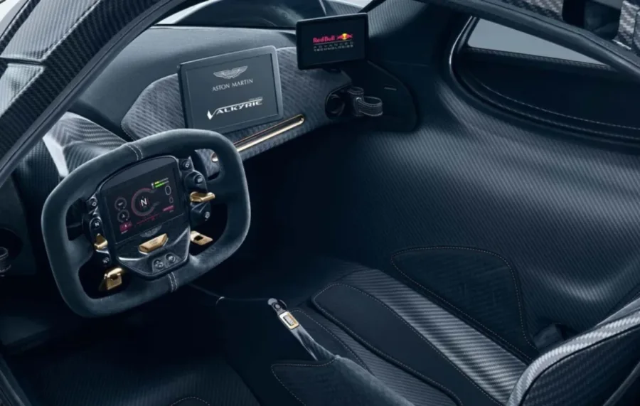 Dono de Aston Martin Valkyrie processa marca após quase acidente e série de falhas graves