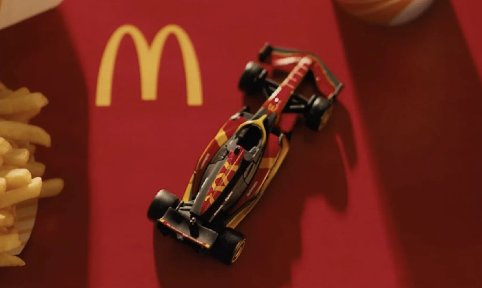 As miniaturas da F1 com Brad Pitt chegaram ao Brasil em parceria inédita com o McDonald’s. A ação estreia dias antes do filme nos cinemas.