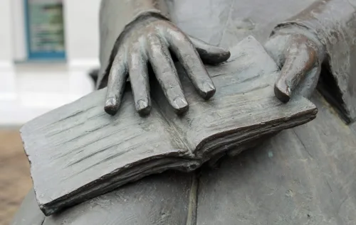 Nos anos seguintes, Nietzsche viveu em silêncio absoluto, sem produzir ou se comunicar. Sua mente, antes intensa e ativa, foi lentamente apagada até sua morte em 1900.