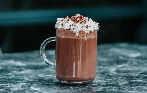 O chocolate quente pode ganhar nova textura com mudanças simples nos ingredientes. Leite integral e chocolate em pó fazem diferença no sabor e na densidade da bebida.