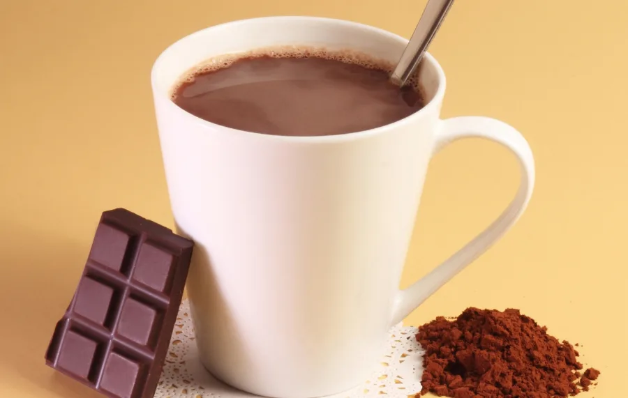 Como preparar um chocolate quente mais encorpado usando técnicas simples e ingredientes acessíveis