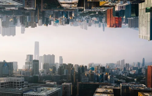 A física moderna propõe que cada decisão humana ou evento quântico pode gerar uma nova realidade. Isso levanta a hipótese da existência de múltiplos universos simultâneos.