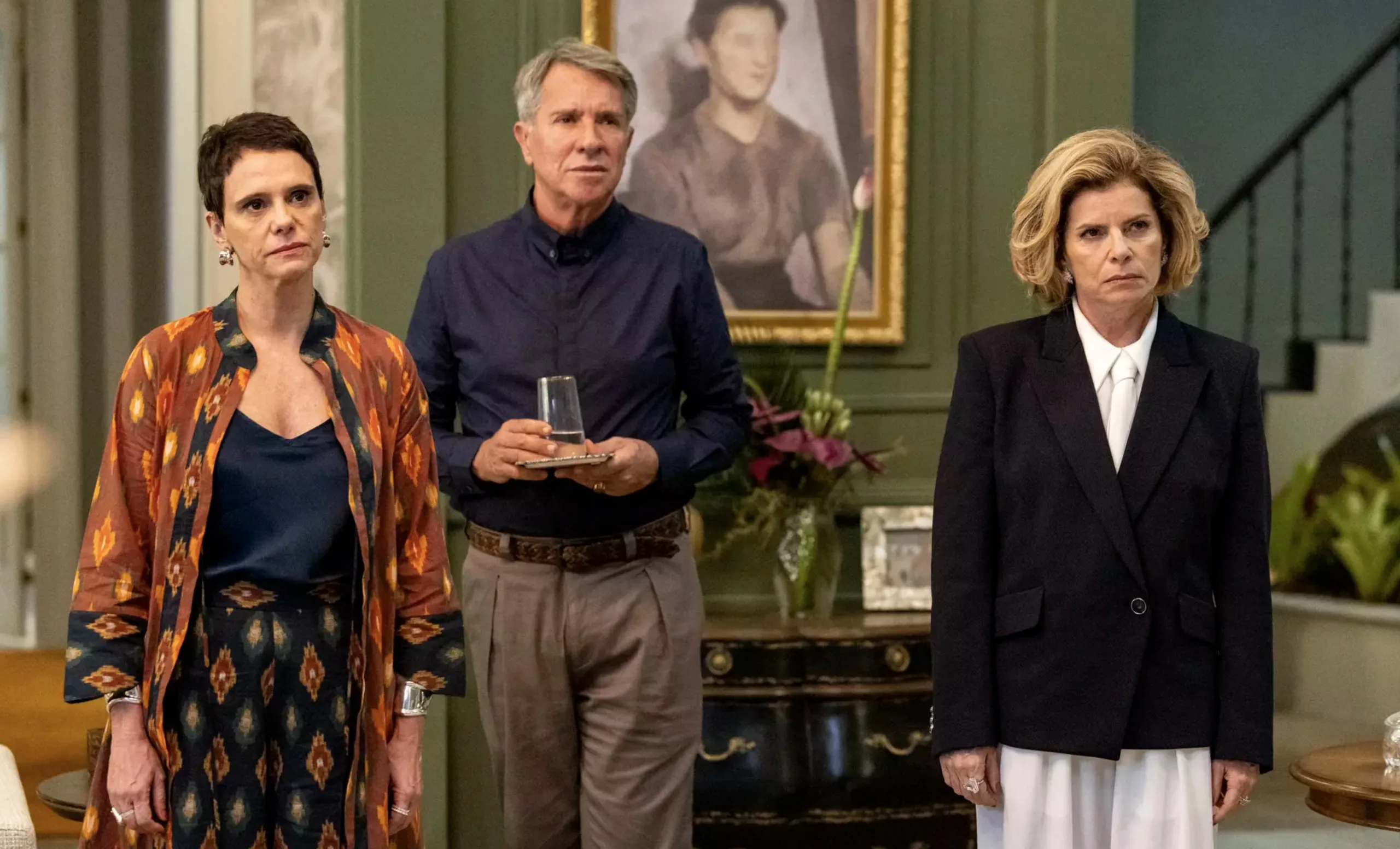 Leonardo, dado como morto no Vale Tudo de 1988, reaparece no remake da Globo com sequelas físicas e mentais, após anos escondido pela própria mãe, Odete Roitman.