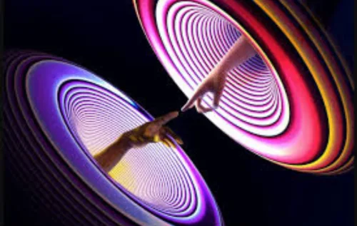 A simetria CPT permite que leis da física se mantenham inalteradas mesmo após inversões de carga, espaço e tempo, sustentando a viabilidade de um universo espelhado.