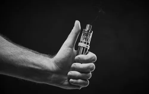 O consumo de cigarros eletrônicos aumentou de forma acelerada no Brasil. Estimativas apontam que mais de 4 milhões de pessoas já experimentaram o vape, com destaque para adolescentes.