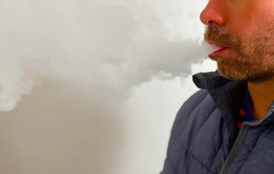 Vape e cigarro: como a nicotina molda hábitos, mercados e saúde pública ao longo dos séculos