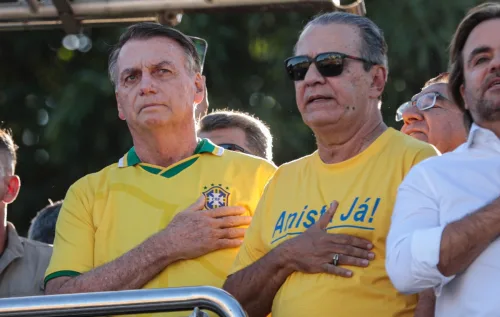 A Polícia Federal apura se Bolsonaro e seu filho atuaram nos EUA para pressionar o STF. A investigação aponta tentativa de interferência estrangeira no Judiciário brasileiro - Foto: Joédson Alves_Agência Brasil