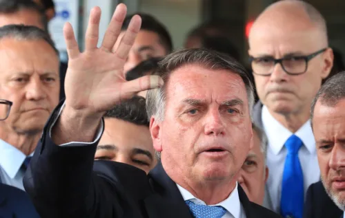Bolsonaro dribla restrições e usa rede de Eduardo: Moraes alerta sobre prisão imediata