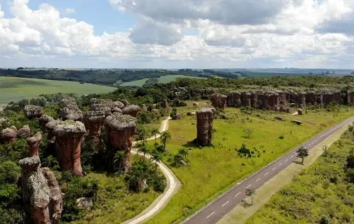O Parque Estadual de Vila Velha está localizado em Ponta Grossa, Paraná, e abriga formações geológicas do período Carbonífero com até 30 metros de altura esculpidas por erosão.