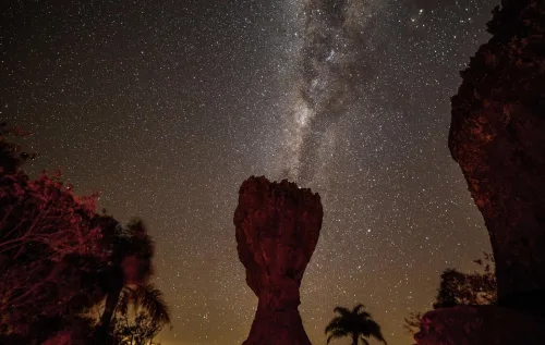 Além dos arenitos, o parque possui crateras naturais conhecidas como Furnas e a Lagoa Dourada, conectadas entre si e acessadas por transporte interno fornecido aos visitantes.