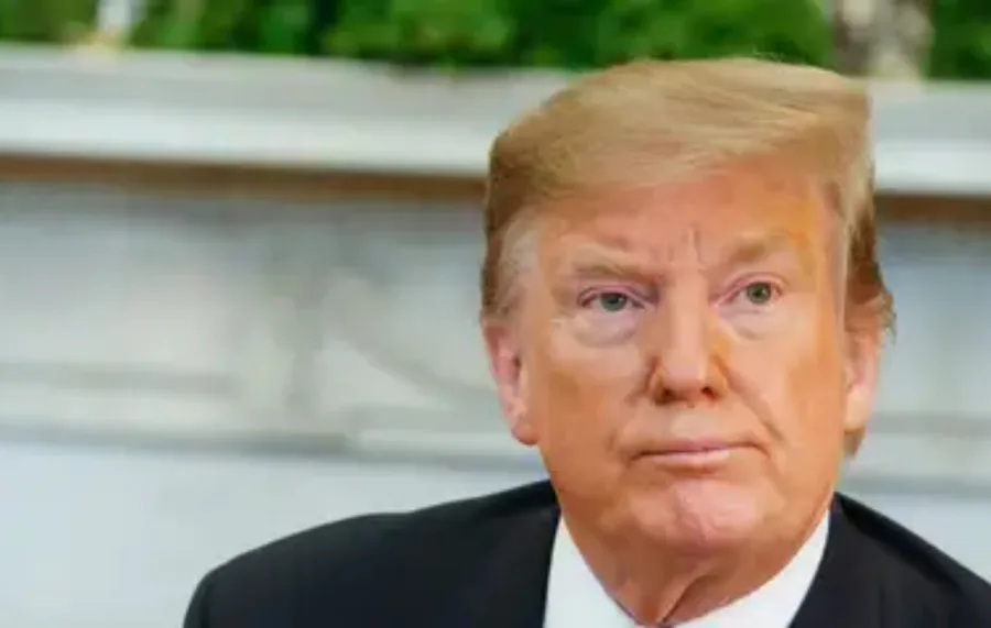 Trump impõe tarifa de 50% sobre produtos brasileiros em carta polêmica que cita Bolsonaro e STF