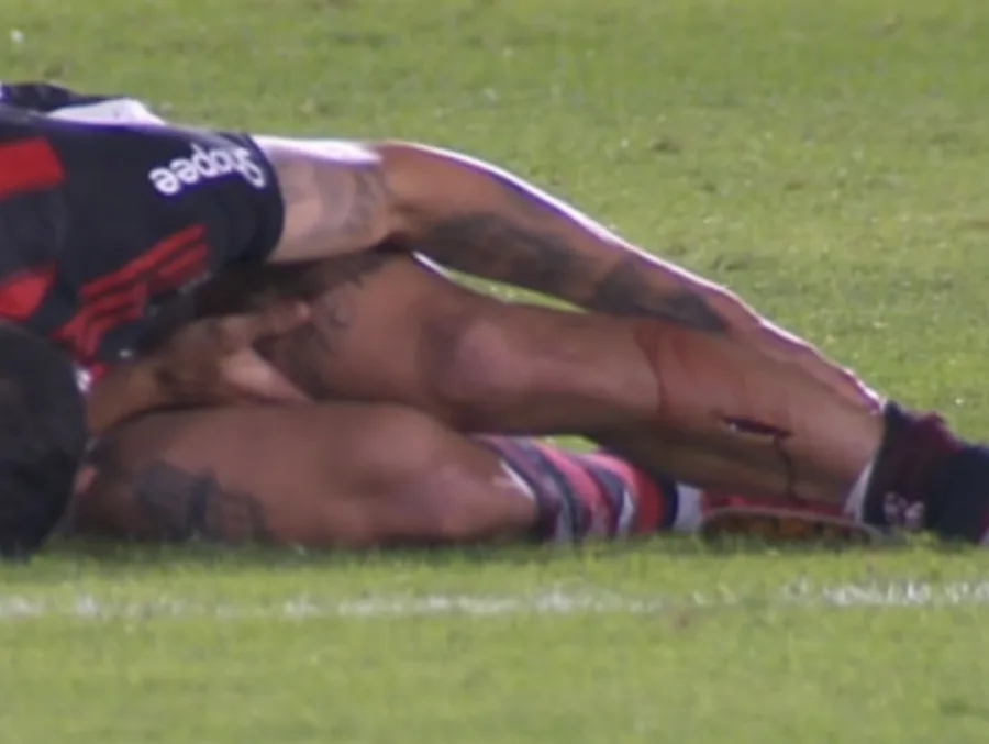 Ayrton Lucas do Flamengo sofre corte profundo: IMAGENS FORTES; lesão na perna e preocupa time após lance violento em Flamengo x São Paulo