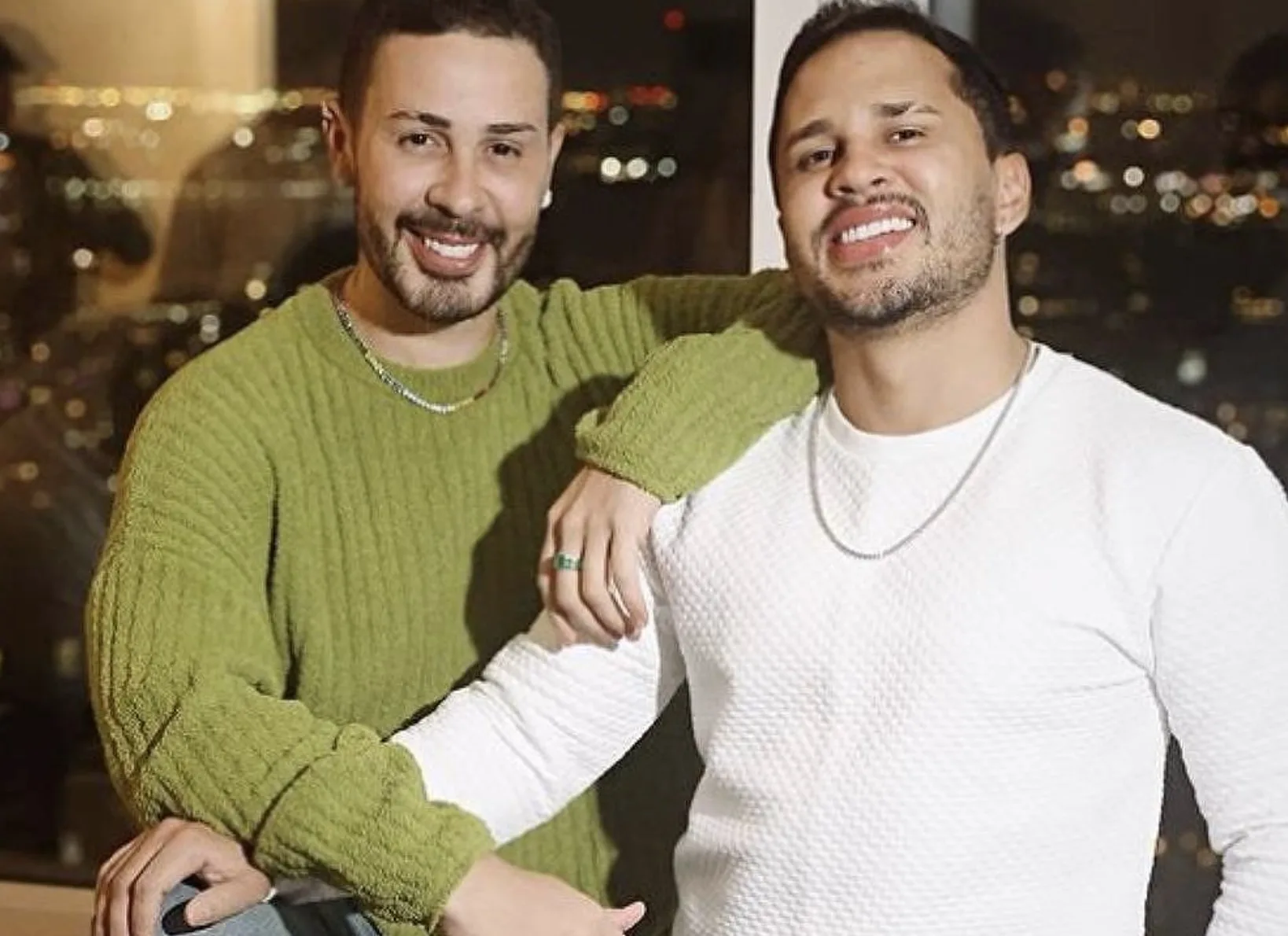 Carlinhos Maia e Lucas Guimarães anunciaram a separação após 15 anos juntos. A mensagem foi publicada no Instagram e escrita por ambos, com tom sereno e afetuoso.