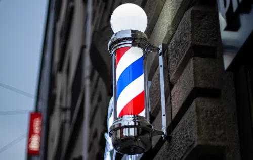 O movimento giratório e a iluminação foram adicionados ao longo do tempo para chamar atenção em ruas movimentadas e manter o símbolo como referência visual para os clientes.