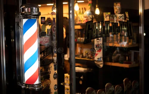 O Barber Pole surgiu na Idade Média como símbolo dos serviços médicos e estéticos que os barbeiros prestavam em suas comunidades, incluindo sangrias e extração de dentes.