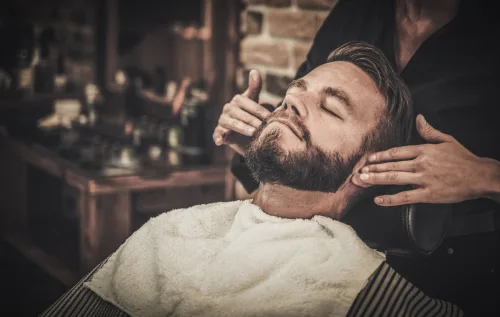 As cores do Barber Pole não são apenas decorativas. Vermelho simboliza sangue, branco as ataduras e azul as veias ou a tradição americana que diferenciava as barbearias locais.