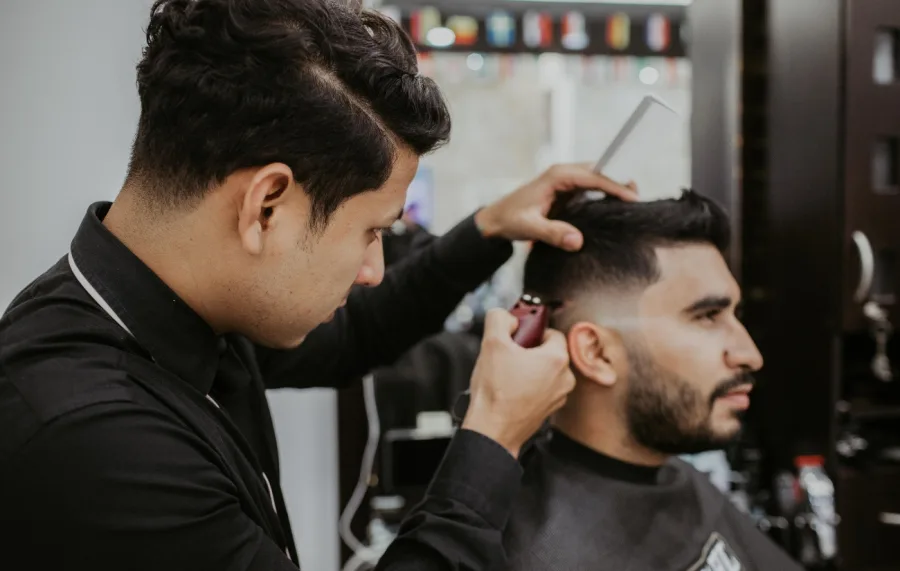 Barber Pole: A fascinante história do poste giratório que eternizou a tradição das barbearias
