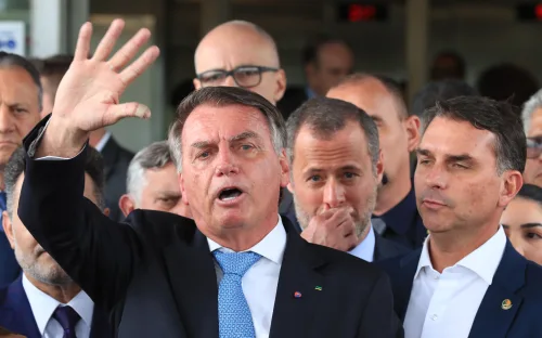 PF classifica como irrelevante pen drive achado em banheiro de Bolsonaro