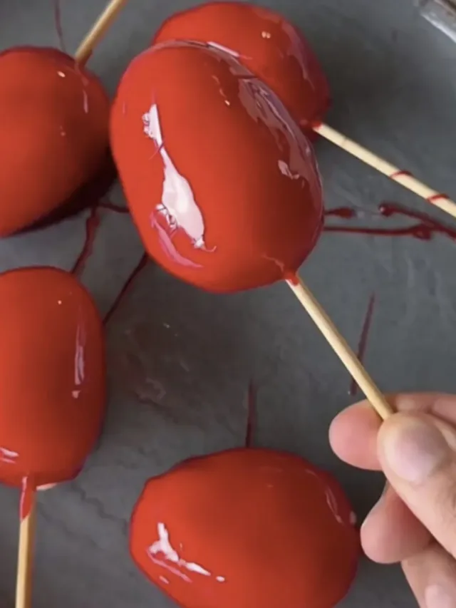 Morango do amor: receita já ganhou versão com pistache e maracujá