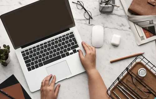 Justiça condena Apple a indenizar cliente por defeito oculto em MacBook Pro após 3 anos de disputa