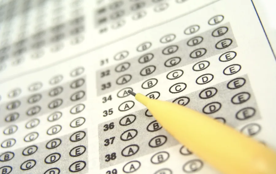 Concursos oferecem até R$ 32 mil em todo o país