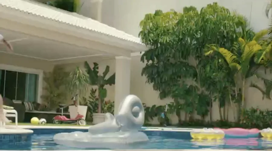 Com direção de Roberto Santucci, a obra equilibra humor e crítica social. A exibição de hoje reafirma a tradição da Sessão da Tarde em unir famílias diante da TV.