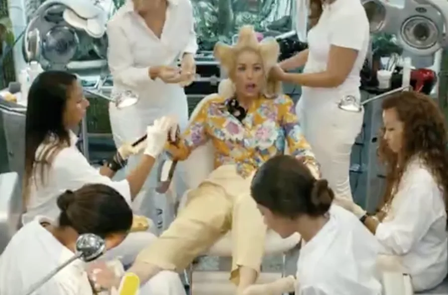 Para esconder a falência, Tino cria mentiras e confusões. Jane, grávida do terceiro filho, não desconfia da realidade. O humor cresce com cada improviso do protagonista.