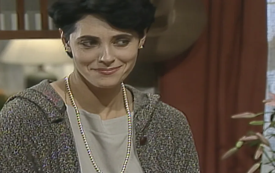 Diná e Otávio vivem romance interrompido pelo drama da família.