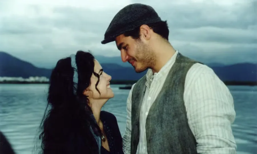 Ana Paula Arósio e Thiago Lacerda formaram par romântico em Terra Nostra — Foto: Globo/Divulgação