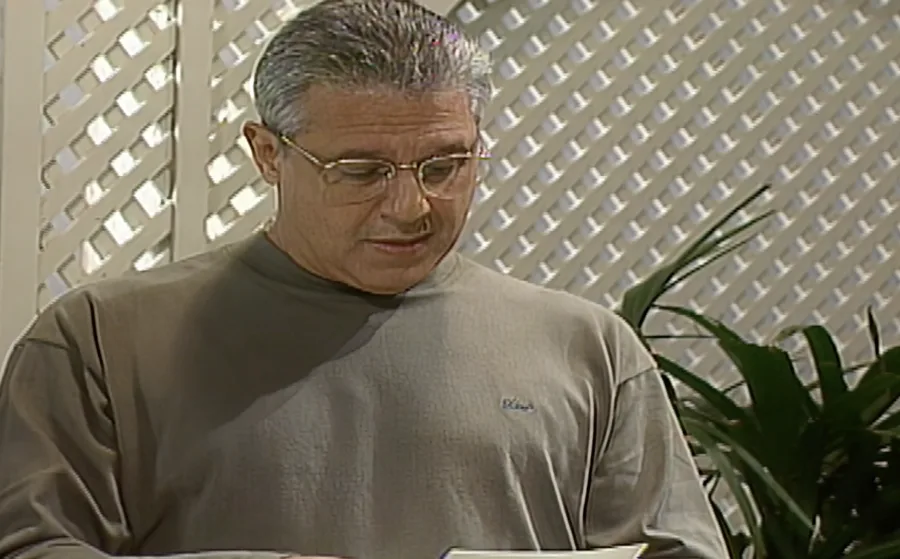 Otávio recebe carta psicografada de Júlia e se emociona