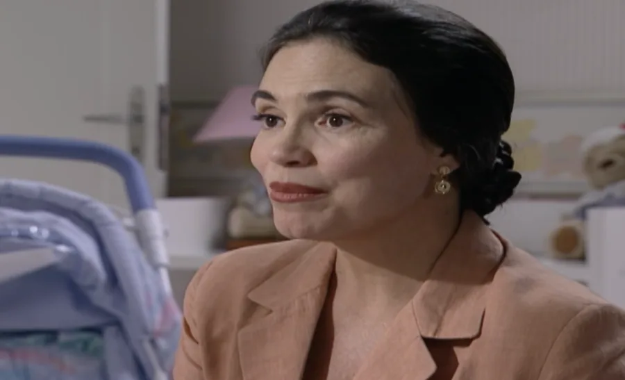 Dalva enfrenta Urbano por manter contato com Helena e ir ao batizado