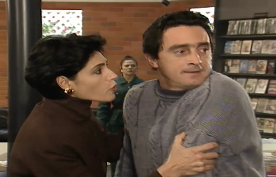 Incomodado com a repercussão, Mauro foi até a locadora cobrar explicações de Bárbara. No calor da discussão, tentou agredi-la, mas encontrou resistência. Diná se colocou à frente e impediu que a violência se concretizasse.