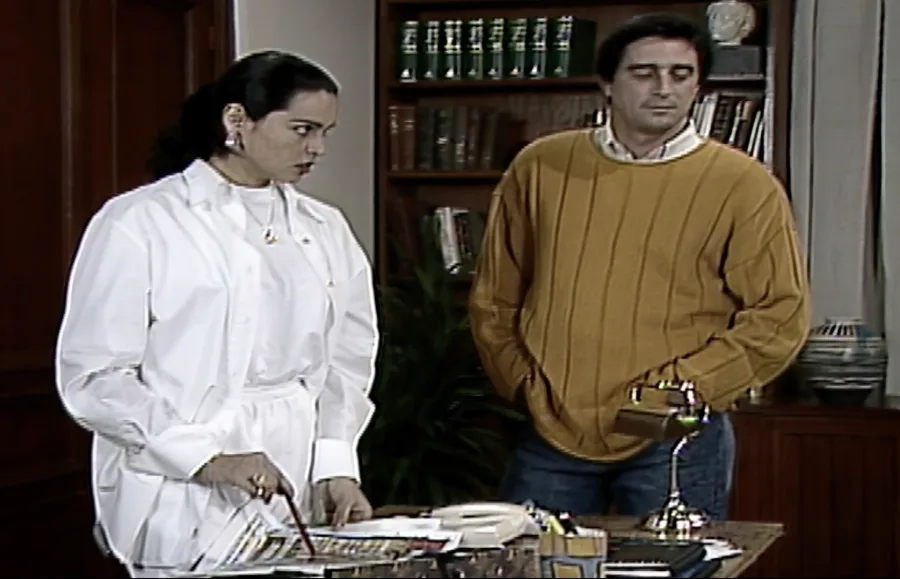 Carmem não deixou o escândalo passar despercebido. Repercutiu a manchete publicada no jornal, mostrando como os acontecimentos rapidamente se transformaram em pauta pública.