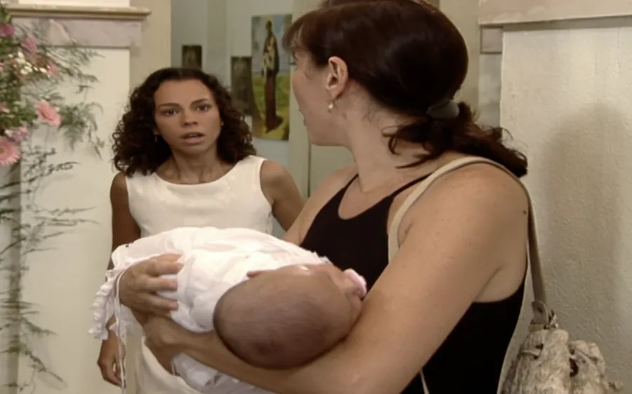 Joyce revela medo de Sheila e provoca tensão em História de Amor
