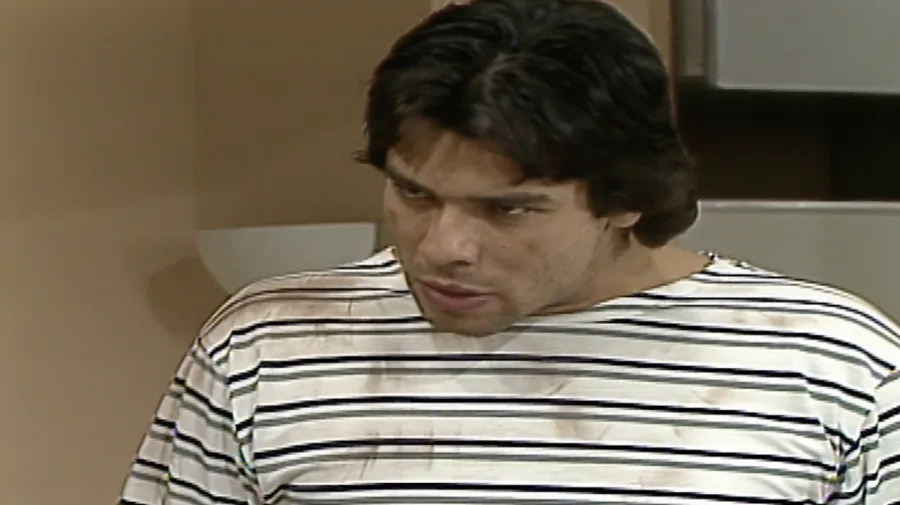 Lisa conta a Carmem sobre obsessão que ameaça saúde de Téo