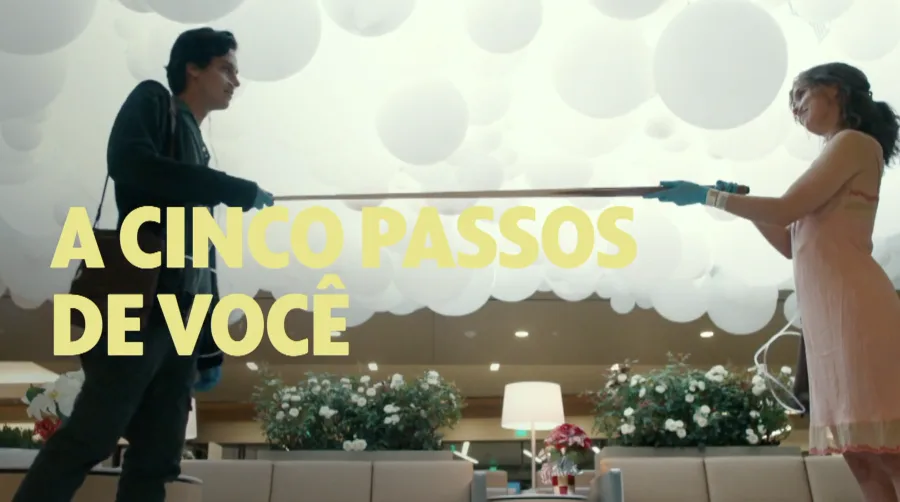 "A Cinco Passos de Você" mostra amor e limites no hospital hoje na TV
