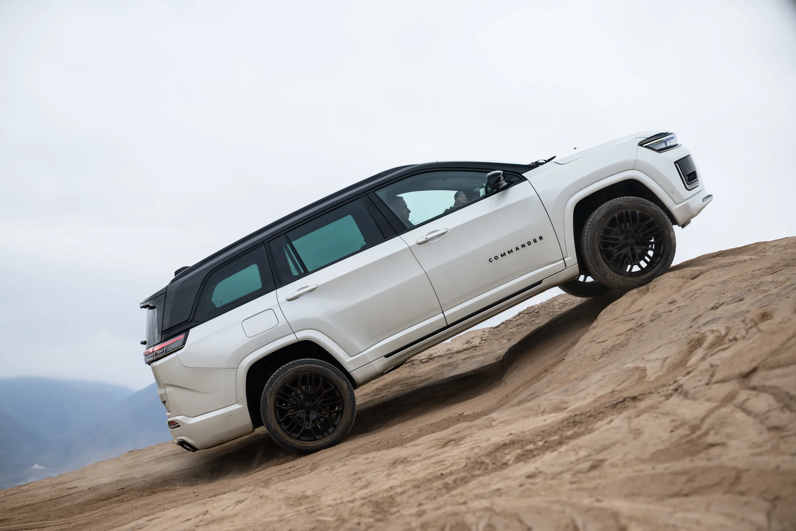 A linha mantém três opções de motorização: 1.3 turbo flex, 2.0 turbo a gasolina e 2.2 turbodiesel, com até 272 cv e câmbio automático de nove marchas.