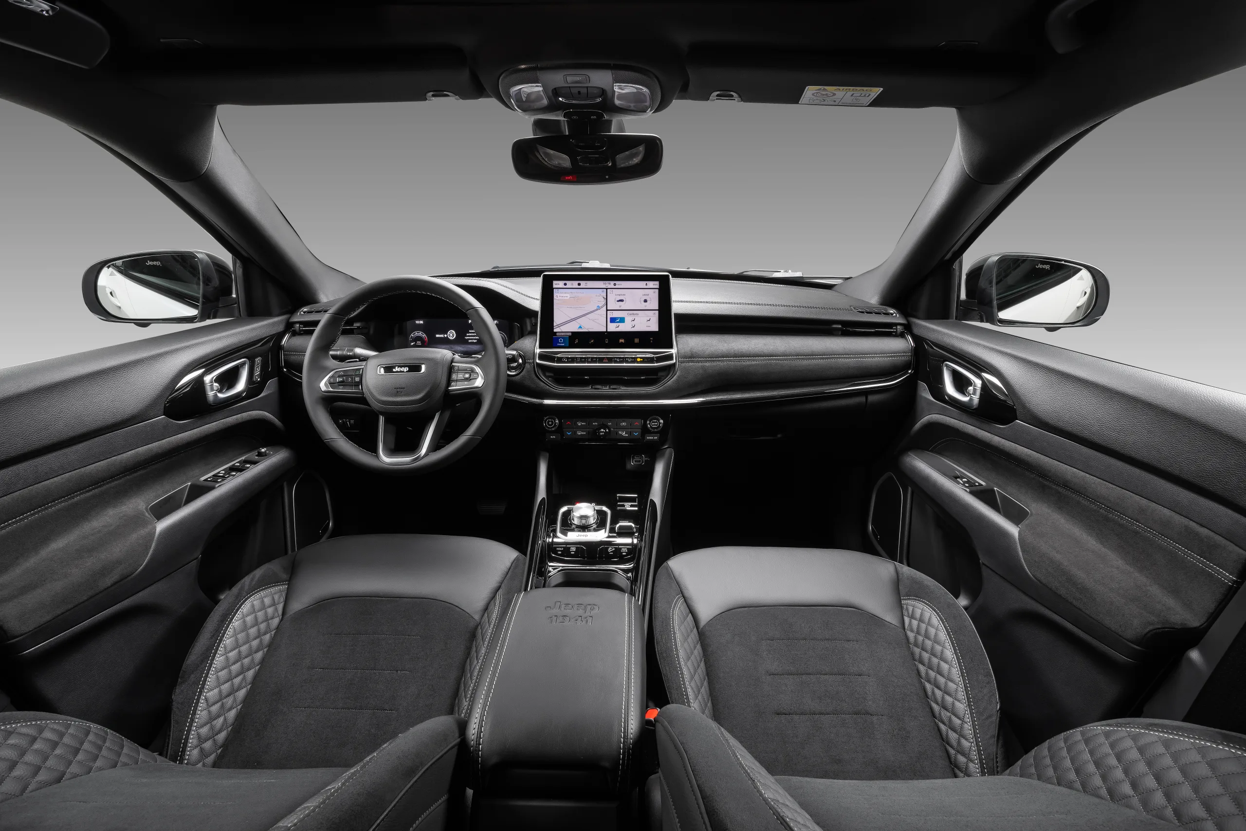 O interior ganhou ajustes em cores e texturas, além de novos recursos como seletor giratório de câmbio e sistema de câmeras 360 nas versões topo.