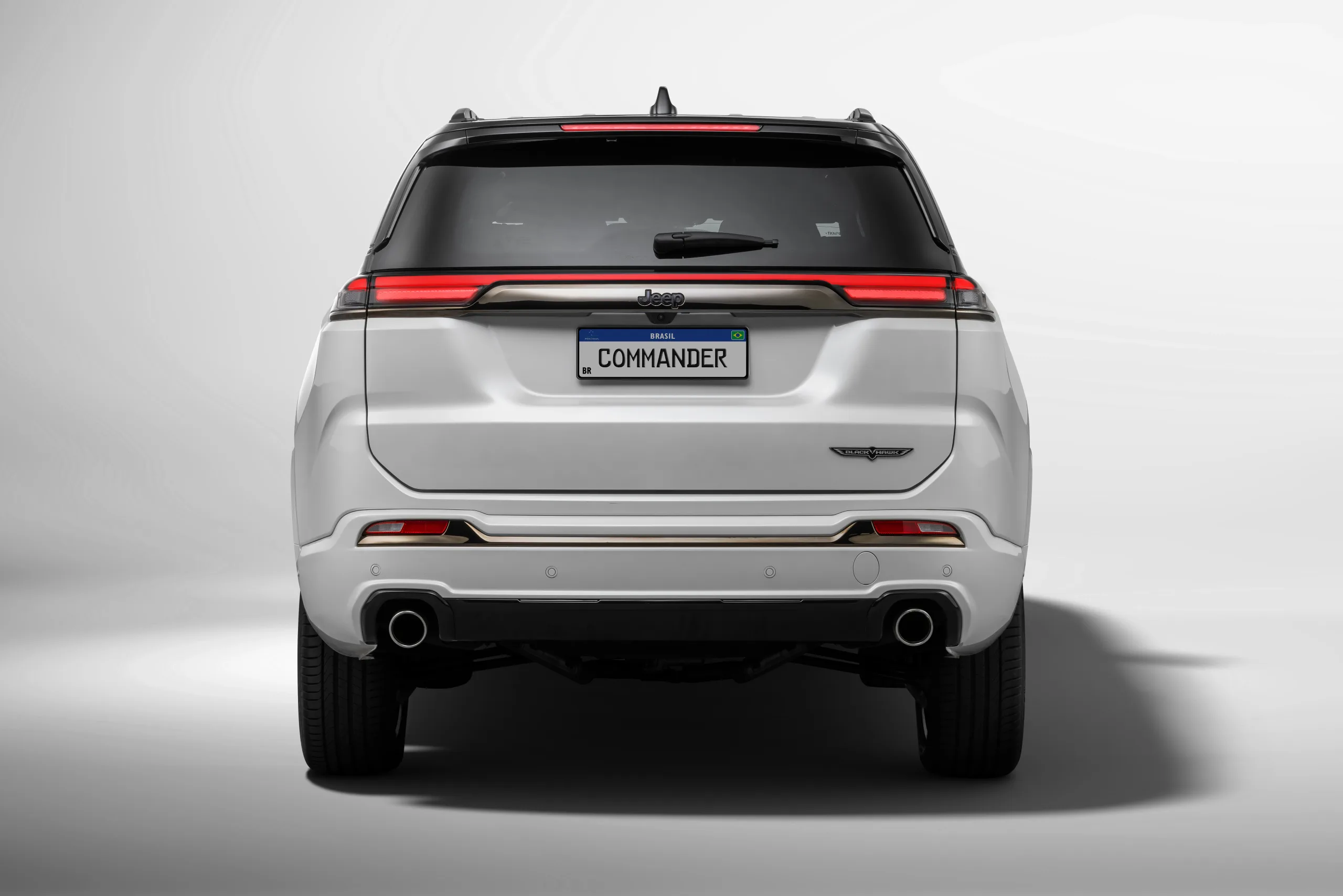 Na traseira, as lanternas em LEDs foram reorganizadas e agora são interligadas por uma faixa luminosa, seguindo a tendência mundial entre SUVs.