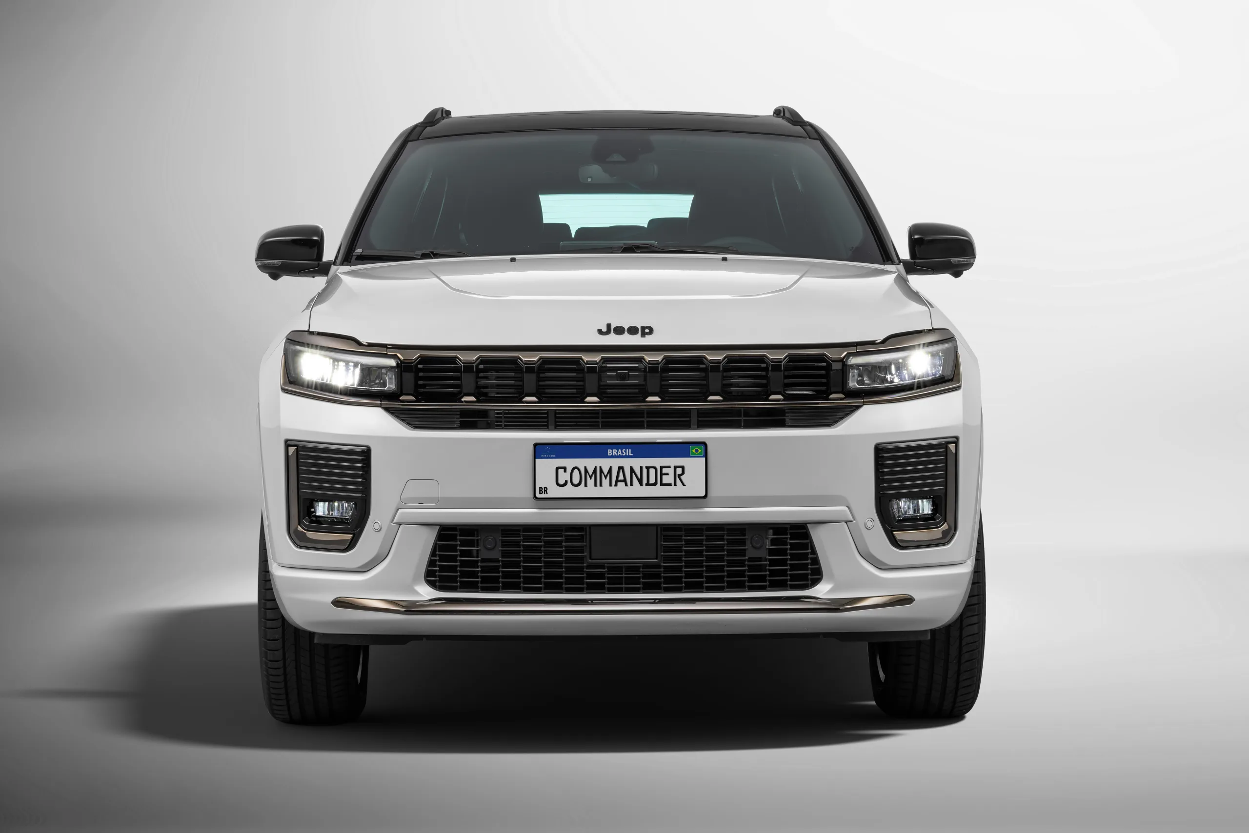 O Jeep Commander 2026 chega com a primeira atualização visual desde o lançamento em 2021, trazendo faróis redesenhados, nova grade e para-choque mais limpo.