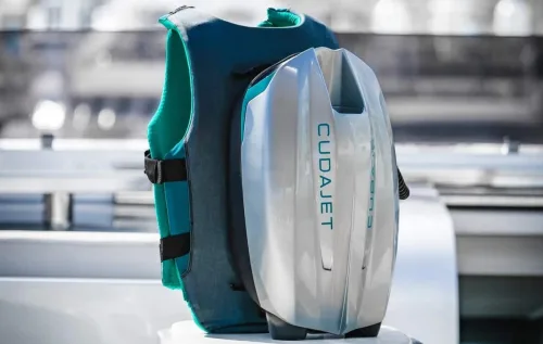 Com autonomia de 90 minutos e velocidade de 3 m/s, o jetpack permite uma experiência tridimensional no oceano, mas exige controle respiratório e técnica de mergulho.